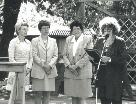 Lisbeth Lindvall, Ingrid Olsson och Birgitta Alleklev mottar Eldsj&auml;lspriset 1998 av Svenska Barnboksakademins ordf&ouml;rande Christina Bj&ouml;rk