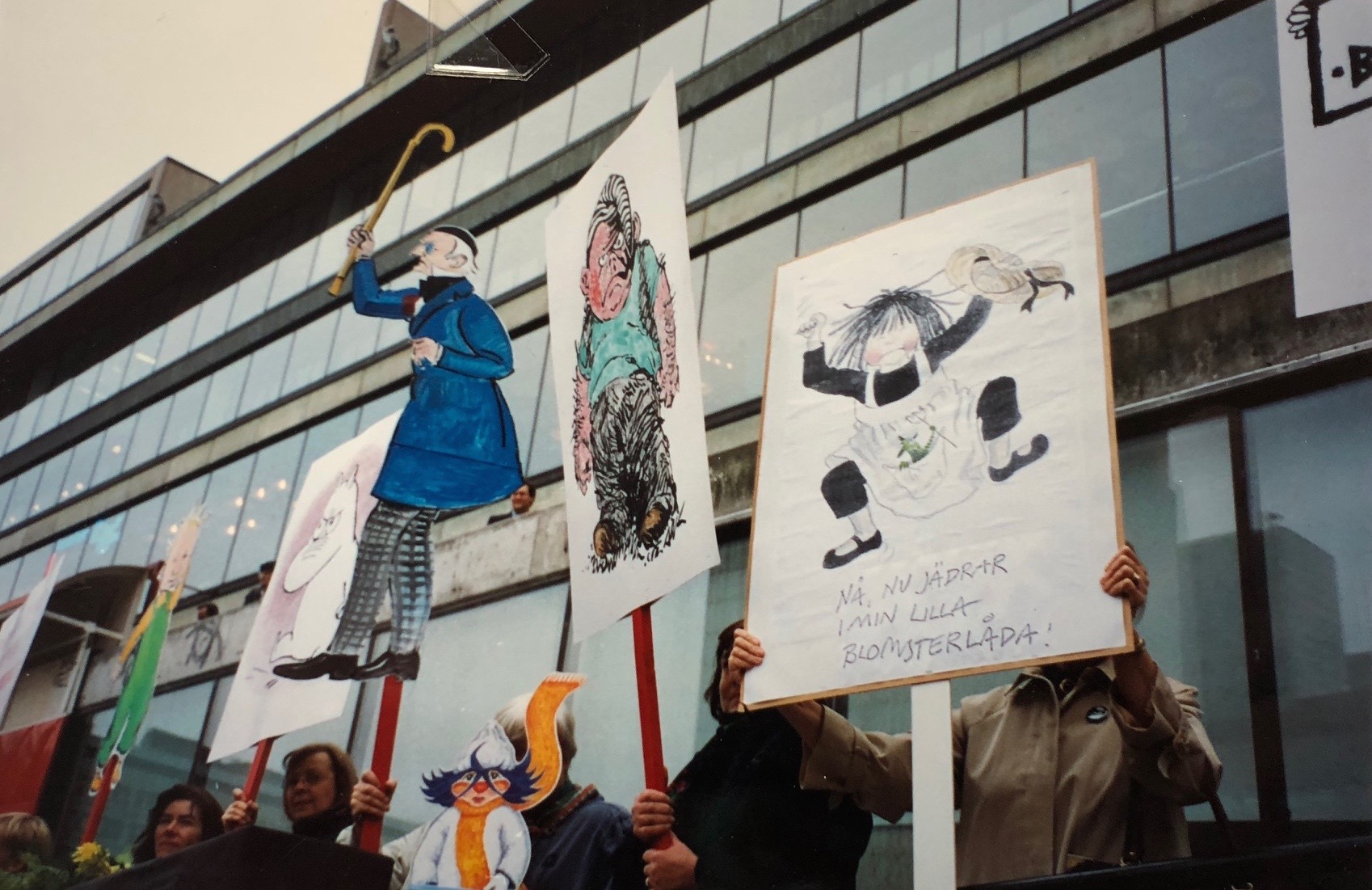 Barnboksfigurer demonstrerar mot nerdragningen p&aring; biblioteken i Stockholm under 90-talet. Foto: Christina Bj&ouml;rk.