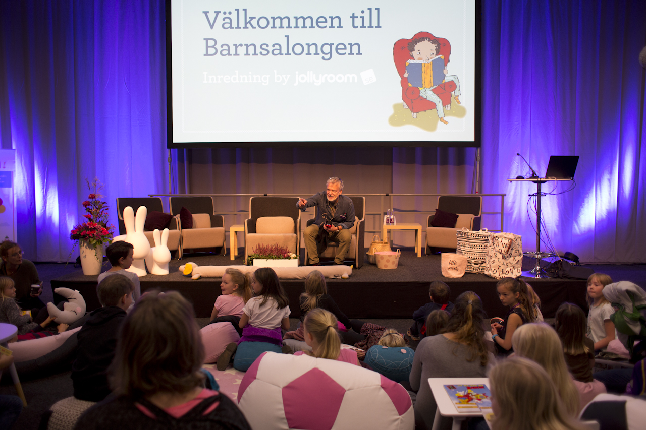 Martin Widmark p&aring; Barnsalongens scen.